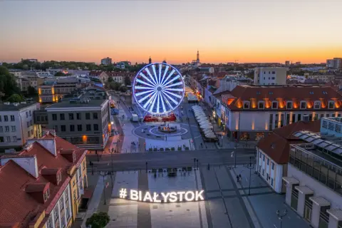 Podświetlany napis #BIAŁYSTOK i diabelski młyn na placu to świetne atrakcje dla dzieci Białystok.