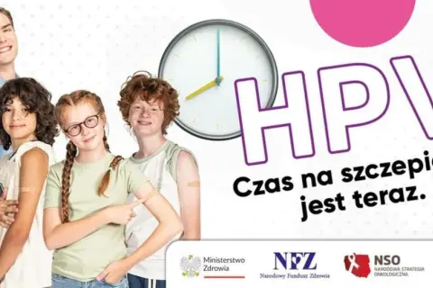 Grupa młodych ludzi z plastrami po szczepieniu, zegar i napis HPV.