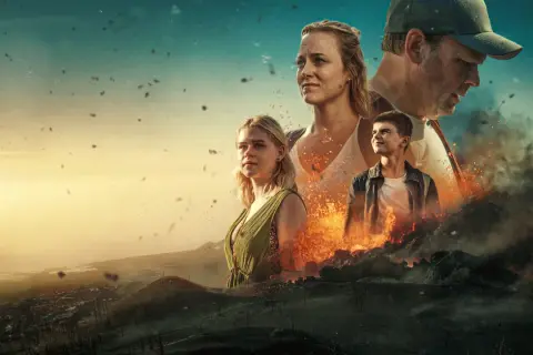 En familj kämpar mot en skogsbrand. Kvinnan i grönt är som en drottning på duken, omgiven av eld och kaos.
