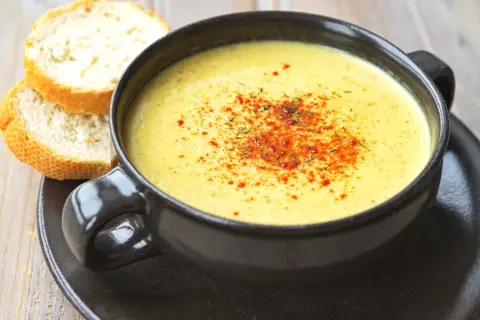 Zupa serowa: Serek topiony vs cheddar. Jak mieć krem bez grudek?