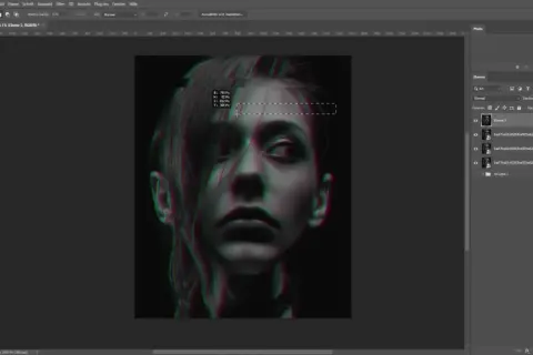 Portrait d'une femme avec un effet glitch Photoshop, créant une distorsion visuelle rouge et verte.