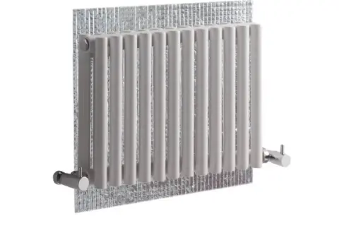 Radiatore bianco con pannelli termoriflettenti scintillanti dietro.