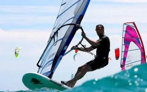 Jaka pianka do windsurfingu? Wybierz idealną na polskie wody!