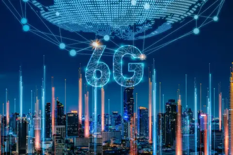 Światowa sieć 6G nad miastem, łącząca drapacze chmur neonowymi liniami.