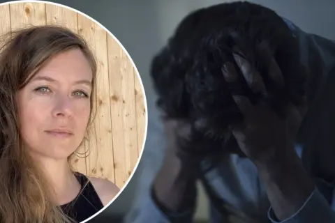 Kvinna med bekymrad blick bredvid en man som håller huvudet i händerna, en bild som kan symbolisera sommar depression.