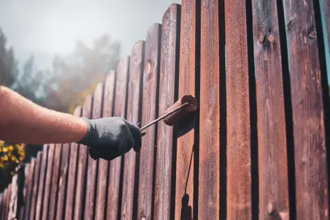 Jaką farbę na płot drewniany wybrać, aby uniknąć szybkiej degradacji?