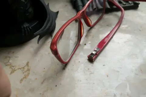 Jak skleić oprawki okularów? Napraw je sam! Poradnik DIY