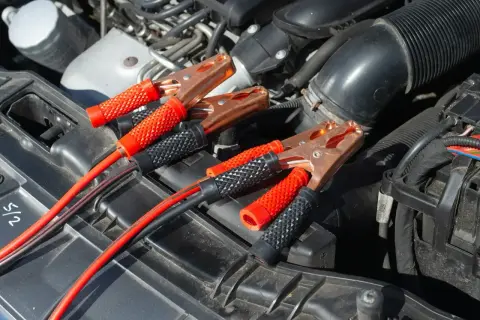 Pinzas de arranque conectadas al motor. Averigua cuanto tarda en cargar una bateria de coche.