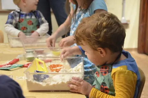 Zabawy sensoryczne w przedszkolu: rozwijaj umiejętności i emocje dzieci