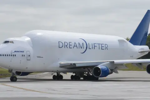 Der Boeing 747 Dreamlifter, ein riesiges Frachtflugzeug, rollt auf dem Rollfeld.