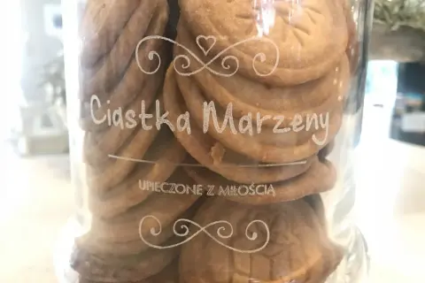 Słoik pełen ciastek "Marzeny", idealnych do stemplowania. Przepis na nie jest pilnie strzeżoną tajemnicą.