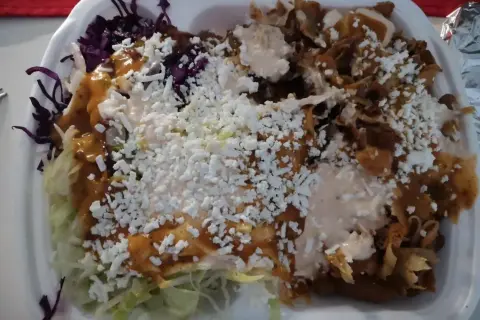 Pudełko z kebabem, sałatką, serem i sosami. Pyszne danie, ale warto sprawdzić kebab box kcal przed zjedzeniem.