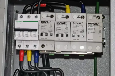 W rozdzielnicy elektrycznej widać wyłączniki i ogranicznik przepięć. Montaż ogranicznika przepięć jest kluczowy dla ochrony instalacji.
