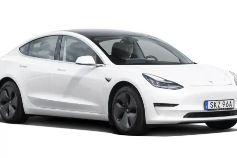 Vit Tesla Model 3 begagnad med förare. En elegant elbil redo för nya äventyr på svenska vägar.