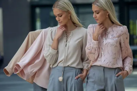 Jakie bluzki do szarych spodni, aby wyglądać stylowo i modnie?