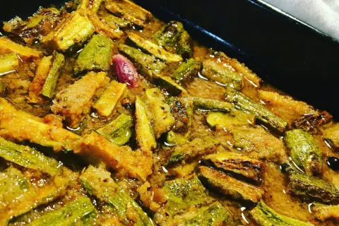 Zucchine in carpione, un piatto saporito e colorato, con pezzi di zucchine dorati e immersi in una marinatura aromatica.