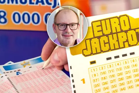 Mężczyzna z okularami wypełnia kupon Lotto, obok widoczny napis "EURO JACKPOT". To szansa na wygraną w loterii promocyjnej.