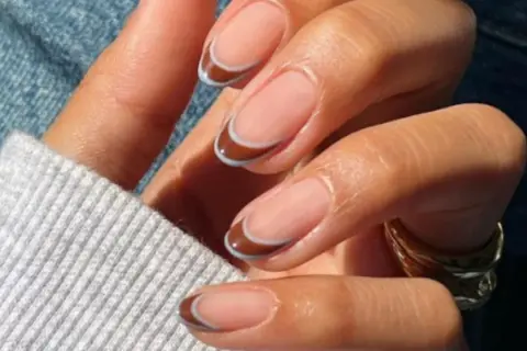 Elegancki francuski manicure z brązowo-niebieskimi końcówkami.