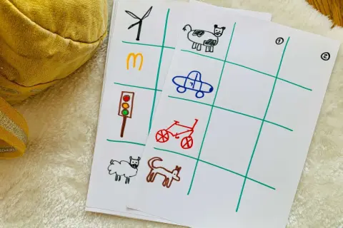 Dzieci rysują obrazki do zabawy w aucie: wiatrak, M, sygnalizację świetlną, owcę, krowę, auto, rower, kota.