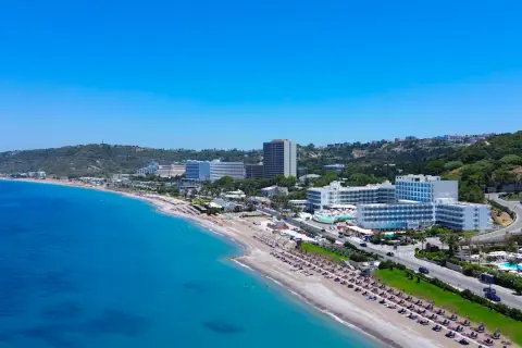 Piękna plaża w Ixia Rodos, z hotelami i turkusowym morzem. Idealne miejsce na wakacje.