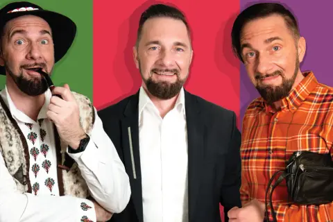 Trzech mężczyzn, w tym Robert Korólczyk w stroju ludowym z fajką, w garniturze i w kratę, gotowi na stand-up.