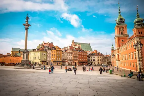 Kolumna Zygmunta i kolorowe kamienice na Rynku Starego Miasta. Warszawa atrakcje turystyczne w pełnym słońcu.
