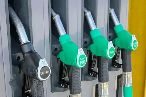 Pompe di benzina con ugelli per Diesel, Super E10, Super e Super Plus. Attenzione: non si può fare benzina con il motore acceso.