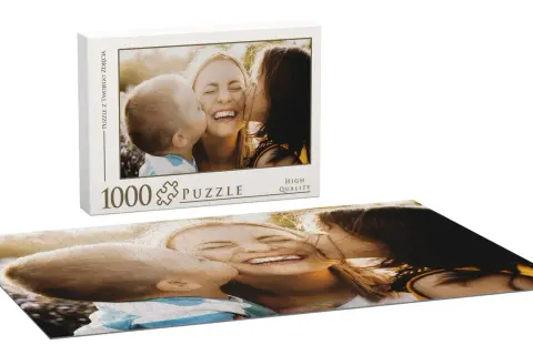 Jak zrobić puzzle ze zdjęcia? Zobacz pudełko z napisem "Puzzle z Twojego zdjęcia" i ułożone obok 1000-elementowe puzzle z uśmiechniętą mamą i dziećmi.