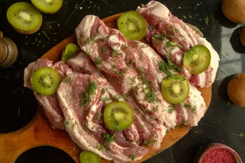 Kiwi, ananas: Czas marynowania mięsa. Uniknij papki!