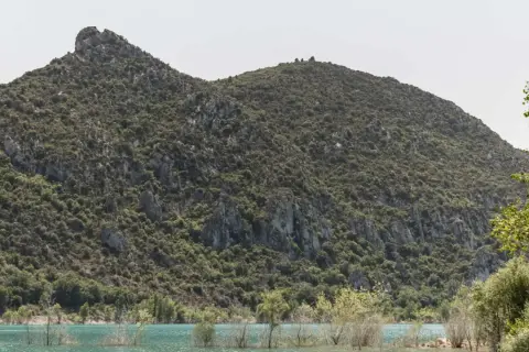 Paisaje del congost de Baldellou con montañas verdes y agua turquesa.