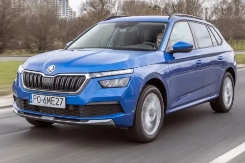 Niebieska Skoda Kamiq w ruchu drogowym. Kierowca za kierownicą. Wiele pozytywnych skoda kamiq opinie potwierdza jej walory.