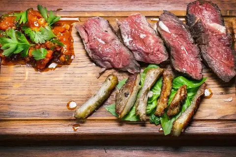Perfekt grillad tomahawk med en smakrik tomatsalsa och krispiga tillbehör. En festmåltid för köttälskare!