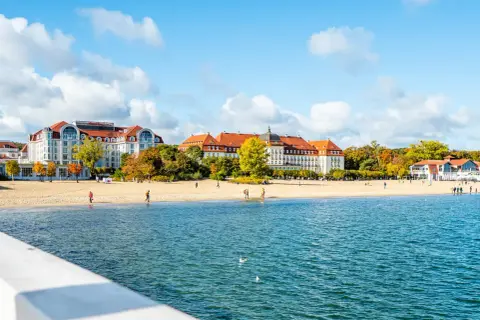 Piękne, nadmorskie miejscowości z hotelami i plażą w jesiennej odsłonie.