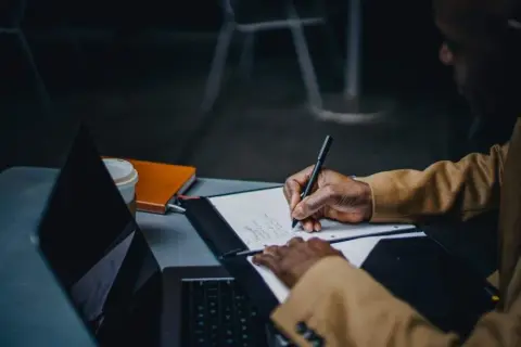 Jak rozwiązać umowę o pracę na czas określony bez problemów?