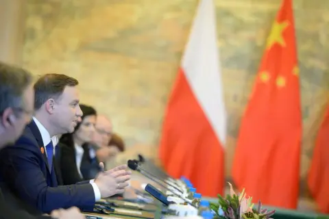 Prezydent Duda podczas spotkania z chińskimi delegatami. Zgoda na rozpowszechnianie wizerunku.