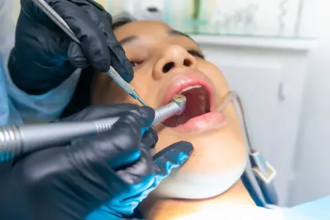 Znieczulenie u dentysty na NFZ: Kiedy jest bezpłatne i co musisz wiedzieć?