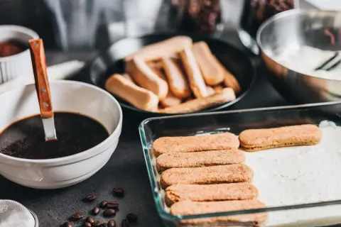 Preparando tiramisú: bizcochos de soletilla, café y la crema de mascarpone, ingrediente clave.