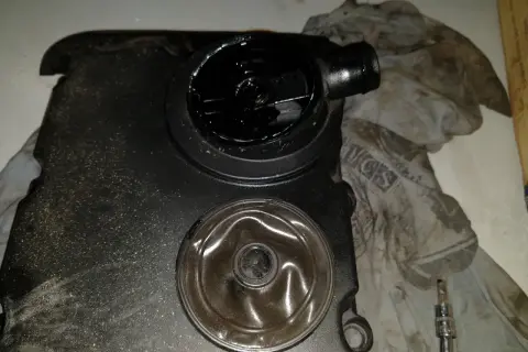 Pokrywa zaworów z widocznym elementem odmy, gotowa do wymiany membrany odmy 1.9 TDI.