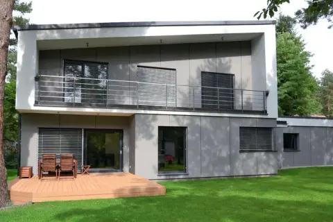 Nowoczesny dom z tarasem i balkonem. Zastanawiasz się, czy loggia wlicza się do metrażu mieszkania?