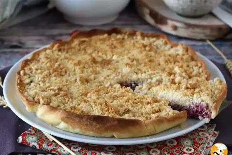 En härlig smulpaj med bärfyllning och gyllene smuldeg. Perfekt för ett enkelt smuldeg recept.