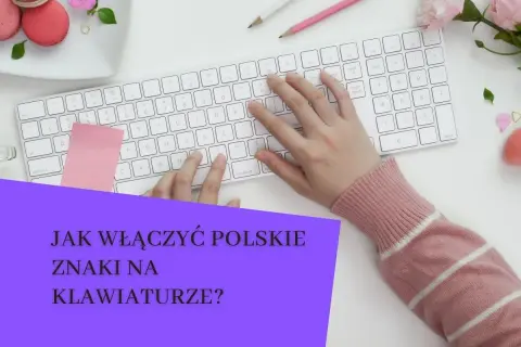 Dłonie na klawiaturze, przygotowujące się do pisania. Jak włączyć polskie znaki na klawiaturze?