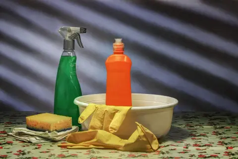 Środki czystości i rękawice gumowe do plastiku, by dowiedzieć się, jak usunąć klej po naklejce z plastiku.