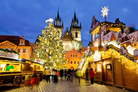 Magiczny praski jarmark bożonarodzeniowy. Rozświetlona choinka, stragany z przysmakami i tłumy ludzi tworzą niepowtarzalną atmosferę.