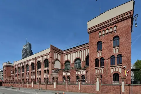 Muzeum Powstania Warszawskiego w ceglanej kamienicy. Warto zaplanować kilka godzin, by w pełni poznać jego historię.