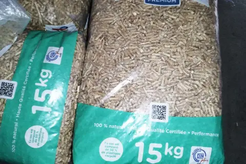 Sacs de pellets de bois de 15kg, 100% naturels et certifiés. On espère que le prix des pellets va baisser pour l'hiver.