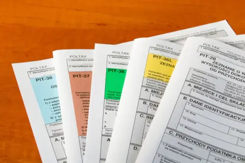 Różne formularze PIT, takie jak PIT-38, PIT-37, PIT-36, PIT-36L i PIT-28, używane przez osoby fizyczne do rozliczenia podatku.