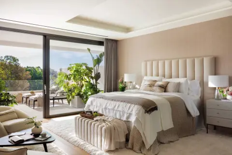 Habitación serena con cama king, terraza y mucha luz natural. Tonos neutros y texturas suaves crean los colores para habitaciones perfectos.