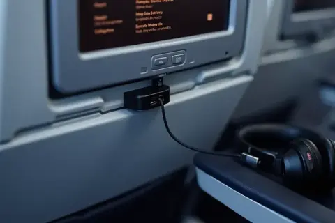 Słuchawki Bluetooth w samolocie: Tak! Poznaj zasady i lataj bez obaw