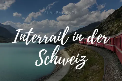 Rote Bahn schlängelt sich durch die Alpen. Ein Traum für jeden, der mit Interrail in der Schweiz unterwegs ist.