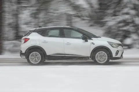 Vit Renault Captur kör i snöstorm. Kanske ett problem med väggreppet?